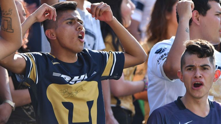 Afición alienta a Pumas en el juego contra León