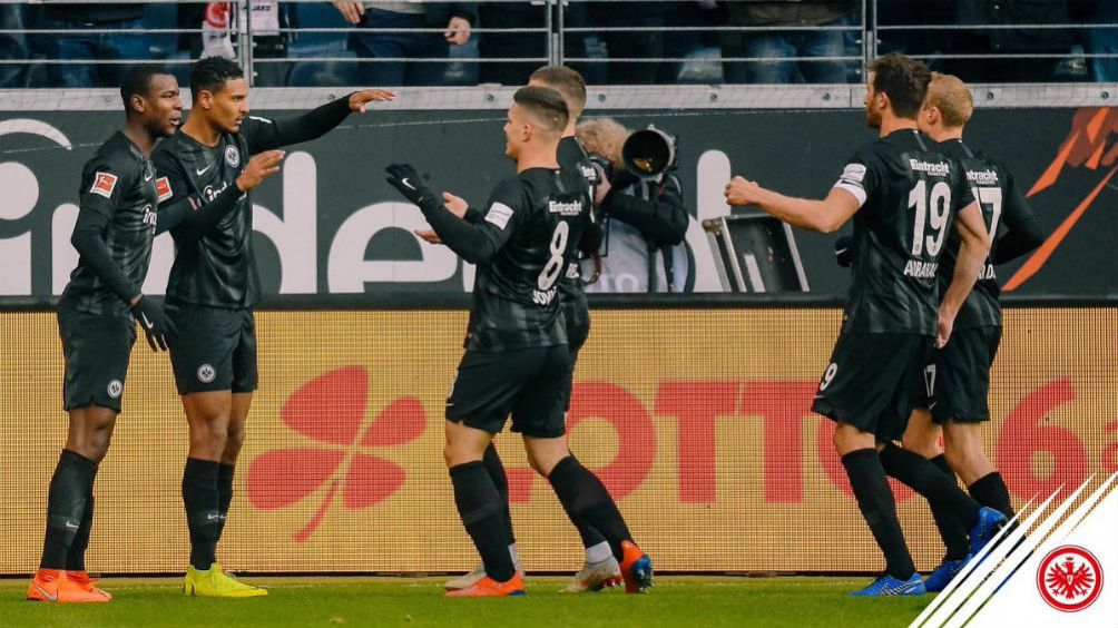 Jugadores del Eintracht festejan un gol frente al Friburgo