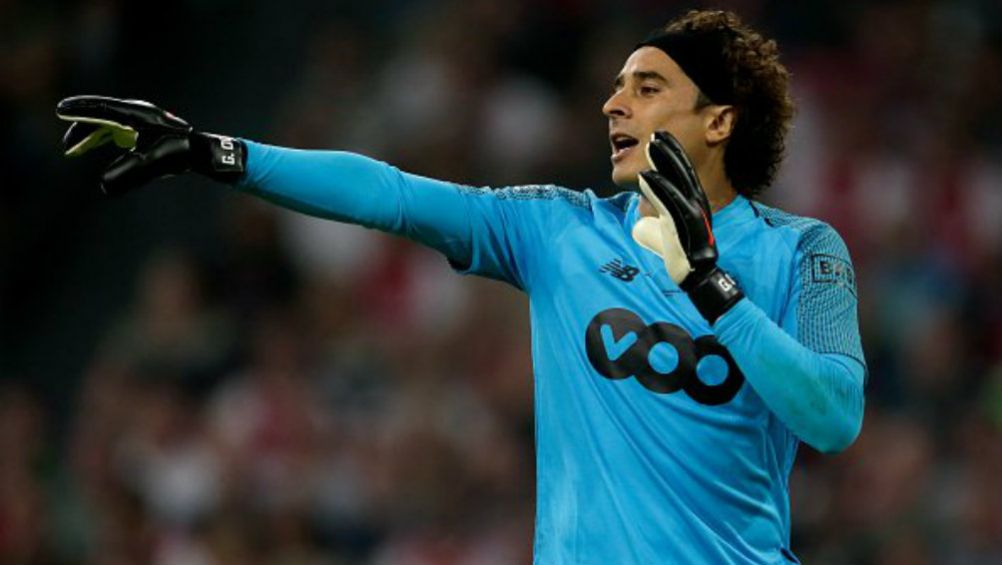 Ochoa durante el partido del Standard