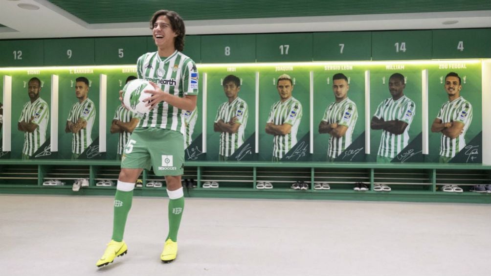 Diego Lainez durante su presentación con el Betis 