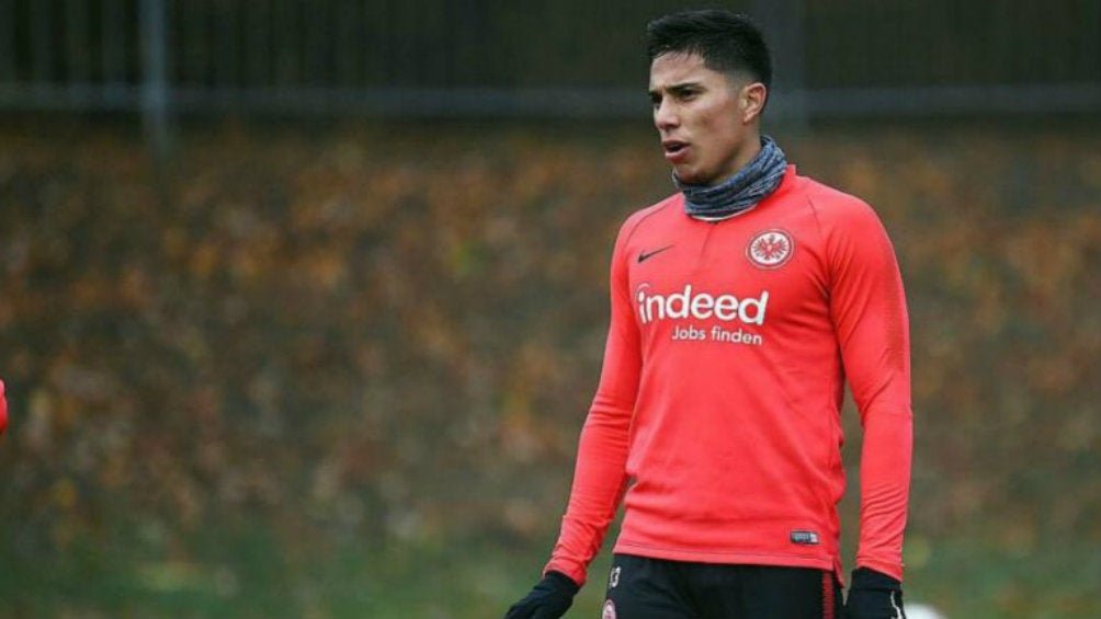 Carlos Salcedo entrenando con el Eintracht Frankfurt 