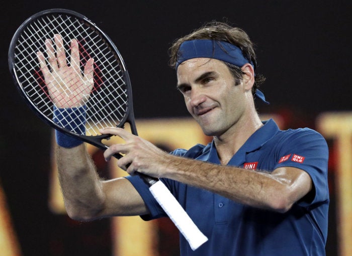 Federer aplaude con ayuda de su raqueta