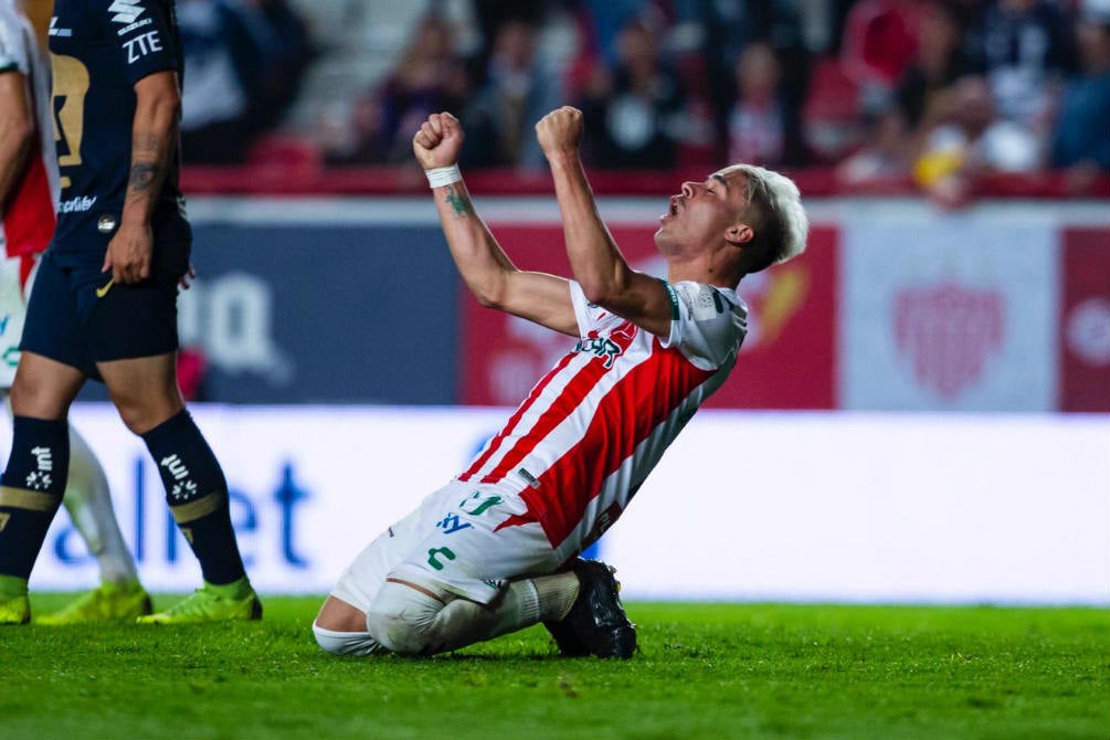 Brian Fernández festeja su gol contra Pumas