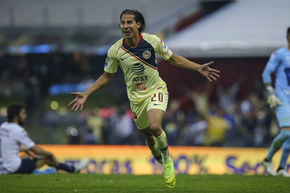 Diego Lainez festeja un gol ante Pumas