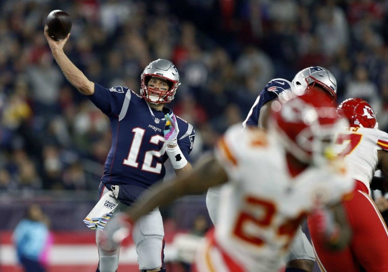 Tom Brady lanza un pase contra Chiefs