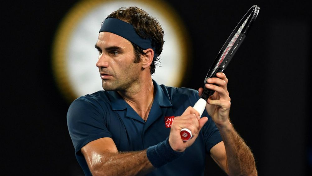 Federer con su raqueta en el juego frente a Stefanos Tsitsipas