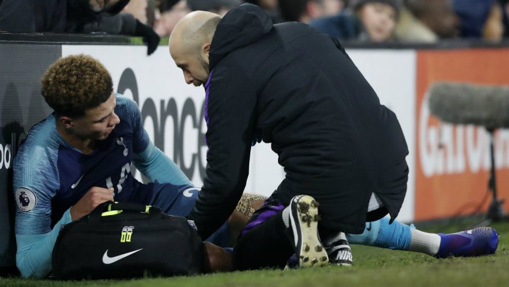 Dele Alli es atendido tras lesionarse en el juego vs Fulham