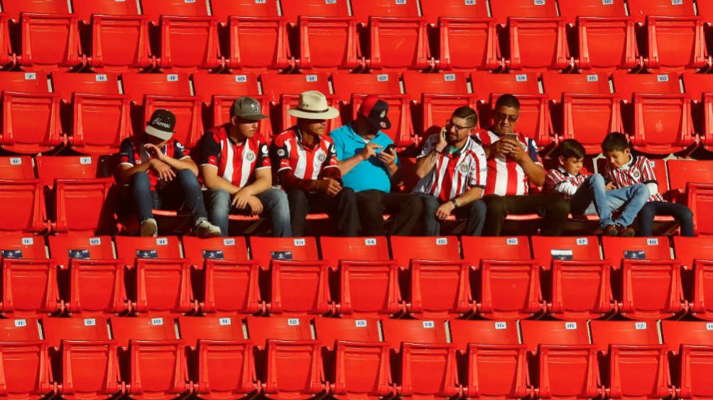 Afición de Chivas en el Akron