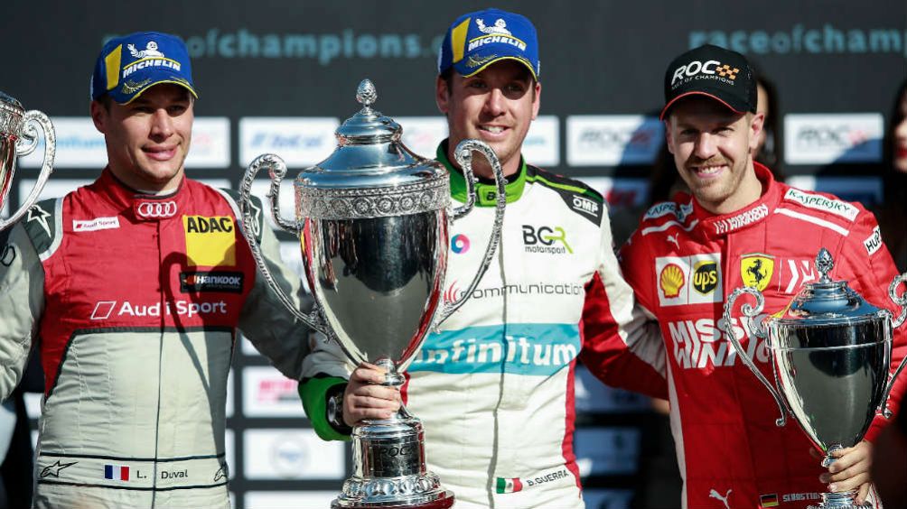 Benito Guerra (centro) con el trofeo de Campeón