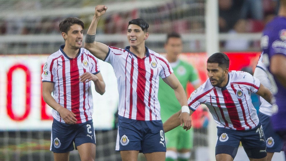 Chivas festeja gol de Alan Pulido ante Toluca