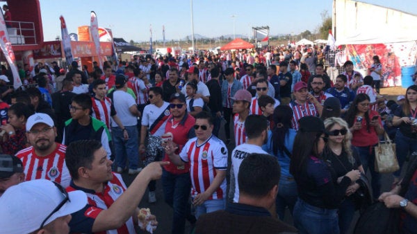 Afición de Chivas a las afueras del Estadio Akron