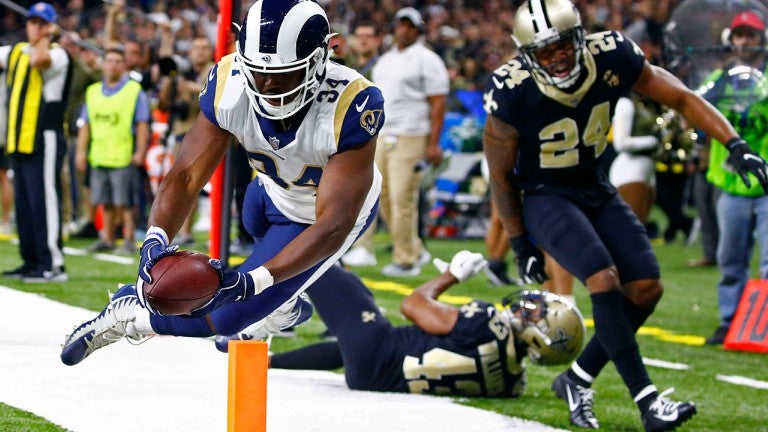 Malcolm Brown anota para los Rams contra los Saints