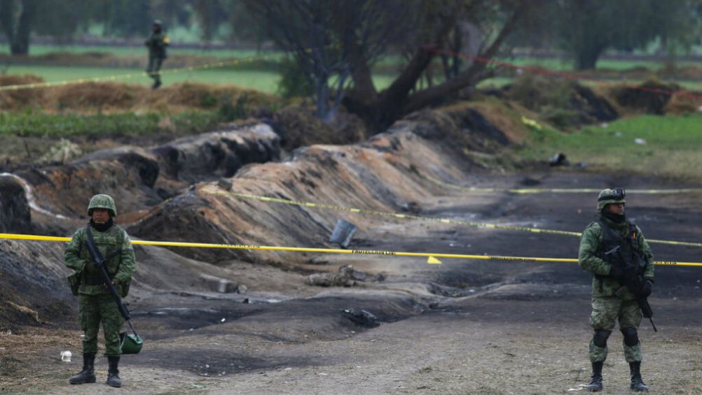 Soldados vigilan el sitio de la explosión