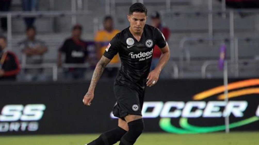 Carlos Salcedo durante un partido con el Eintracht Frankfurt