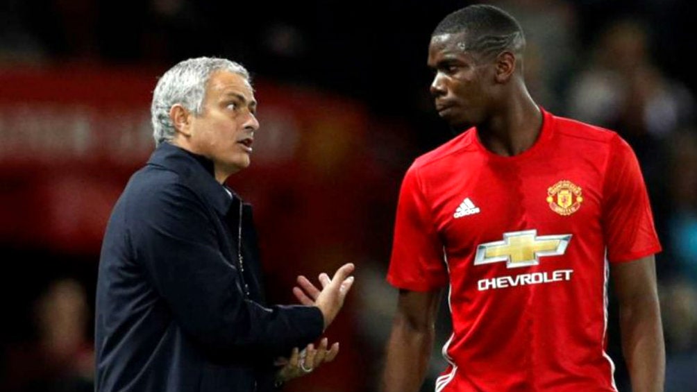 José Mourinho y Paul Pogba durante un partido con el United