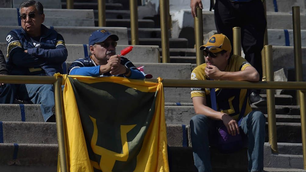 Aficionados de Pumas durante el duelo vs Atlas