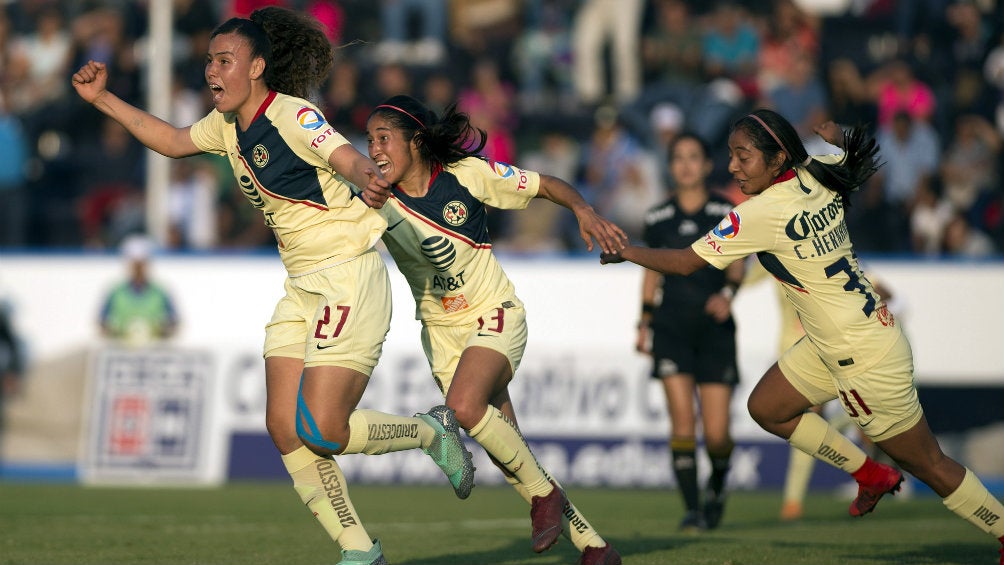 América Femenil celebra una anotación contra Cruz Azul 