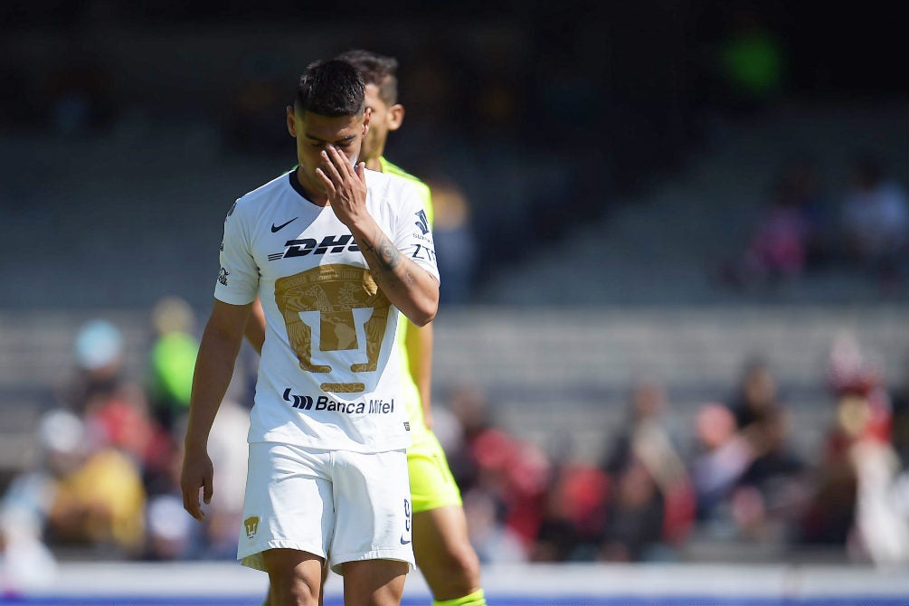 Felipe Mora se lamenta durante el duelo contra Atlas