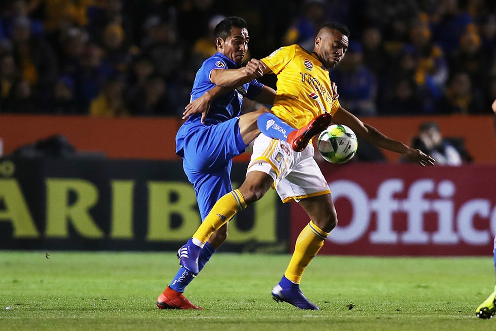 Rafael Baca disputa un balón con Rafael Carioca