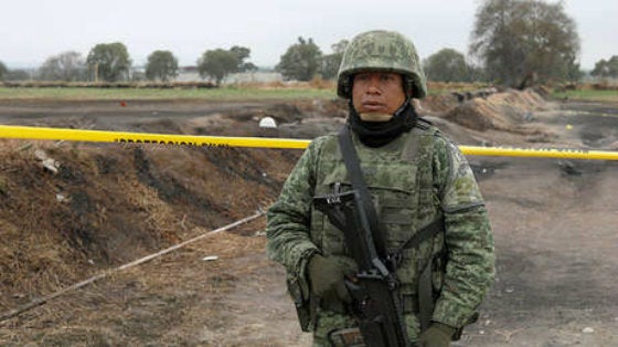 Un soldado resguarda la zona de la fuga