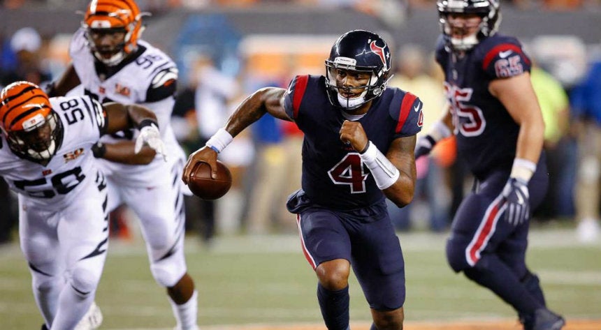 Deshaun Watson durante un partido con los Texans