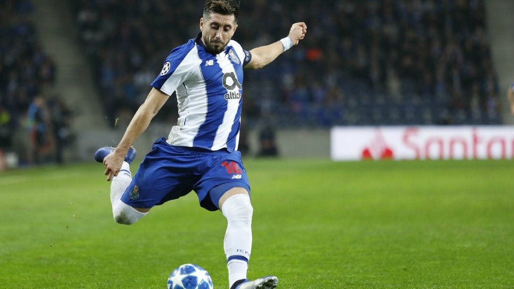 Héctor Herrera en partido con el Porto 