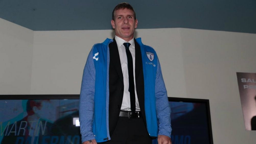 Martín Palermo posa con la chamarra de Tuzos en su presentación