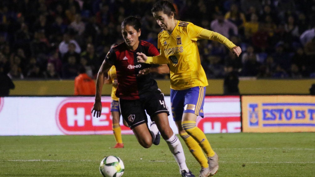 Jugadoras de Atlas y Tigres disputando el balón 