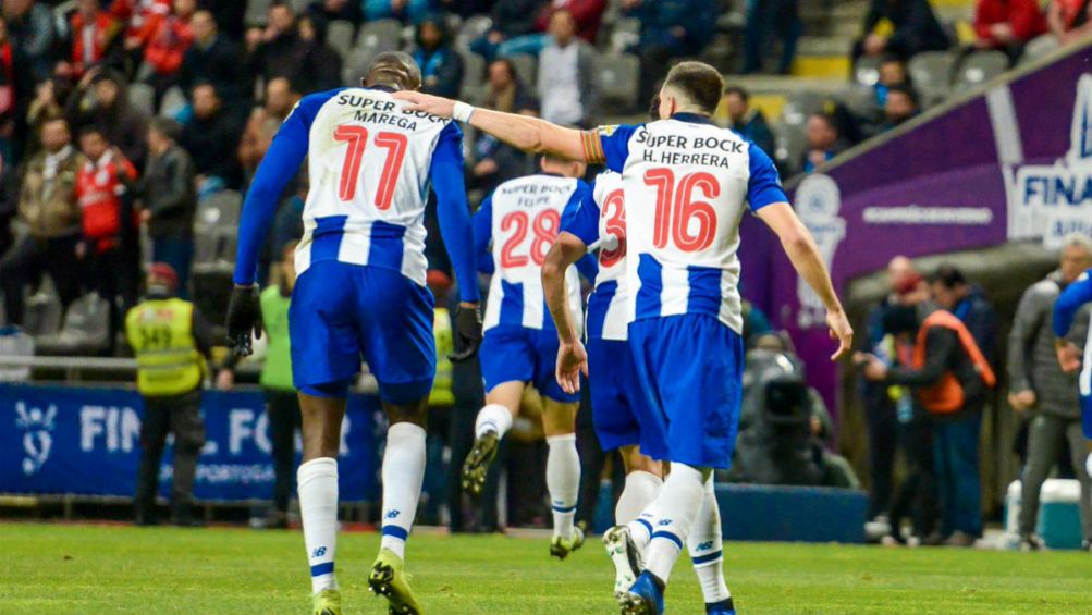 Herrera con Marega, en el juego entre Benfica  y Porto