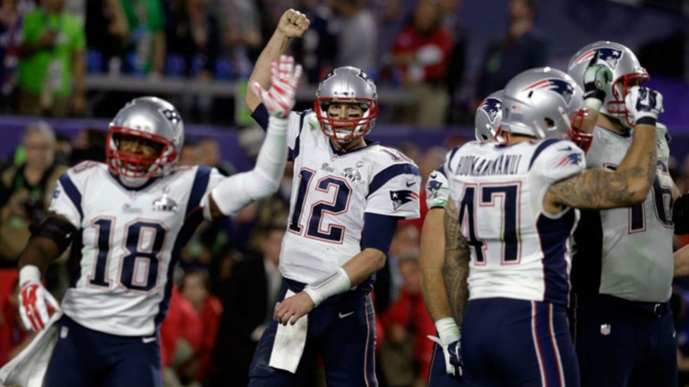 Jugadores de Patriotas de blanco durante un Super Bowl