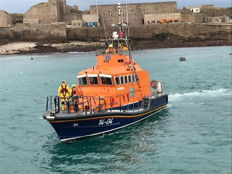 Barco que ayuda en el rescate del avión en el que viajaba Sala