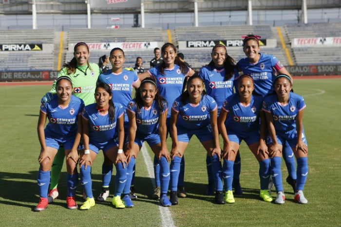 Cruz Azul tomándose la foto oficial para el juego contra Lobos