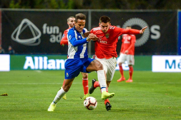 Jugadores disputan un balón en el Benfica vs Porto 