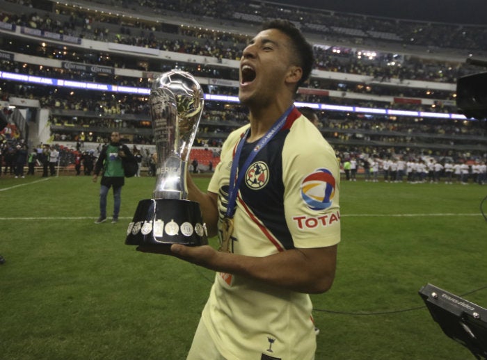 Cecilio sostiene el trofeo de la Liga MX tras ganar el A2018