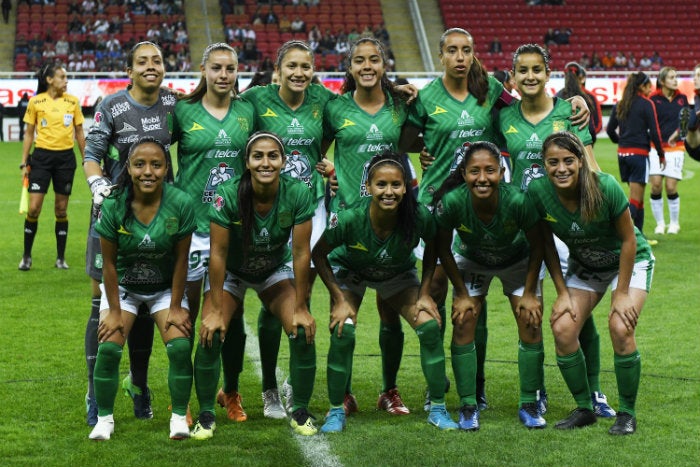 Jugadoras de León tomándose la foto previo al juego ante Chivas 