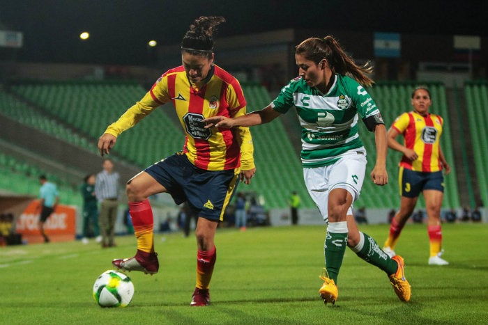 Jugadoras de Morelia y Santos disputando el balón 