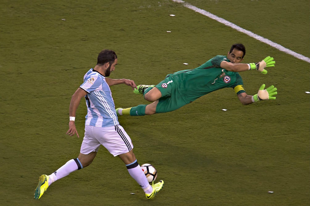 Gonzalo Higuaín falla una oportunidad de gol contra Chile