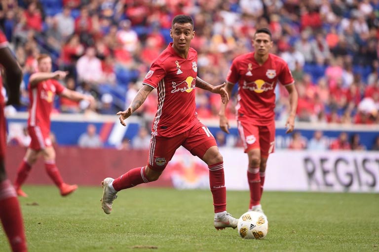 Kaku Romero conduce el balón en un partido con Red Bulls