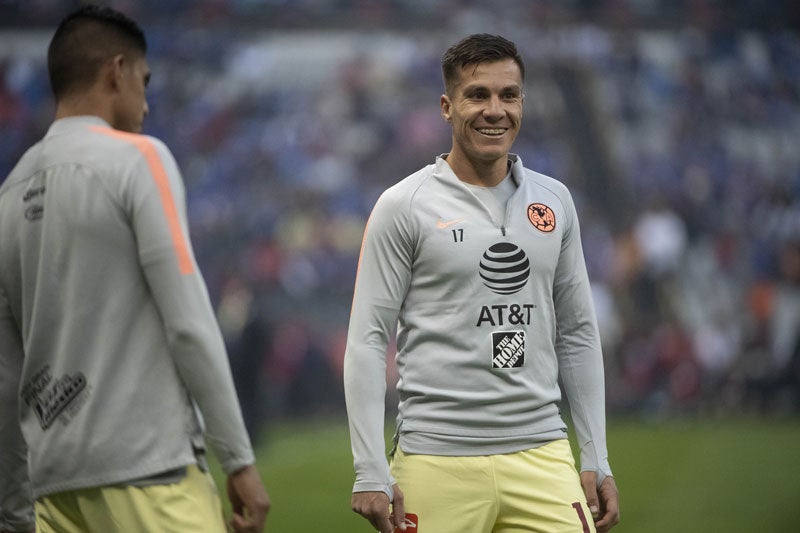 Cristian calienta con los suplentes en el Estadio Azteca 