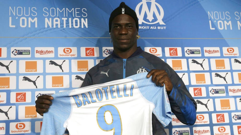 Balotelli muestra la playera del Olympique de Marsella con su número 