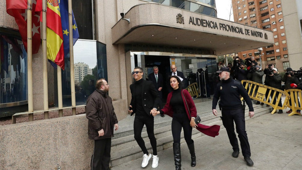 Cristiano Ronaldo camina con Georgina Rodríguez del Tribunal de Madrid 