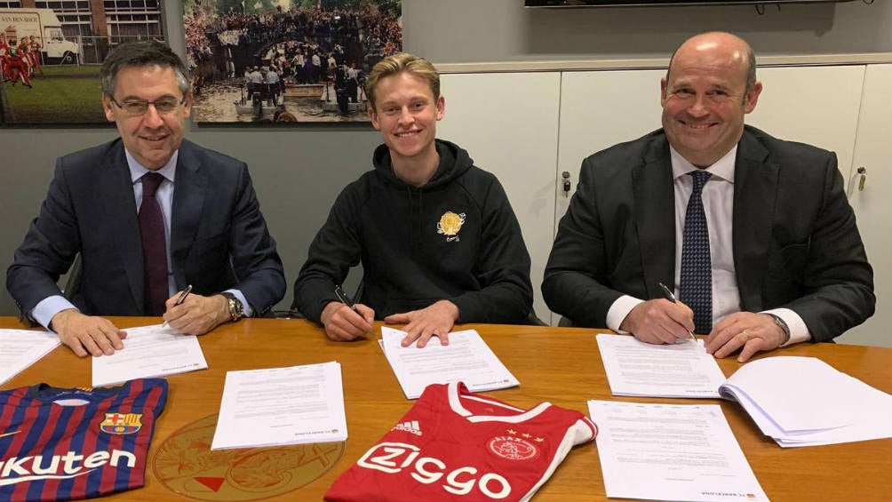 Frenkie durante la firma de su contrato con el Barcelona 