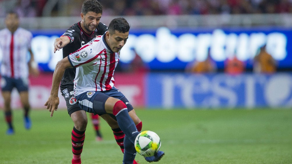 Alexis Vega protege el balón en juego contra Xolos