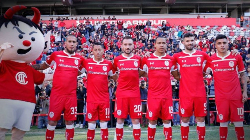 Jugadores de Toluca posan para la foto durante presentación