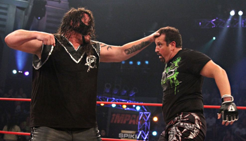 Abyss a punto de golpear a Tommy Dreamer