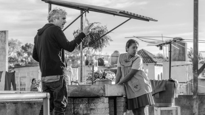 Cuarón da instrucciones a Yalitza Aparicio durante la filmación de Roma 