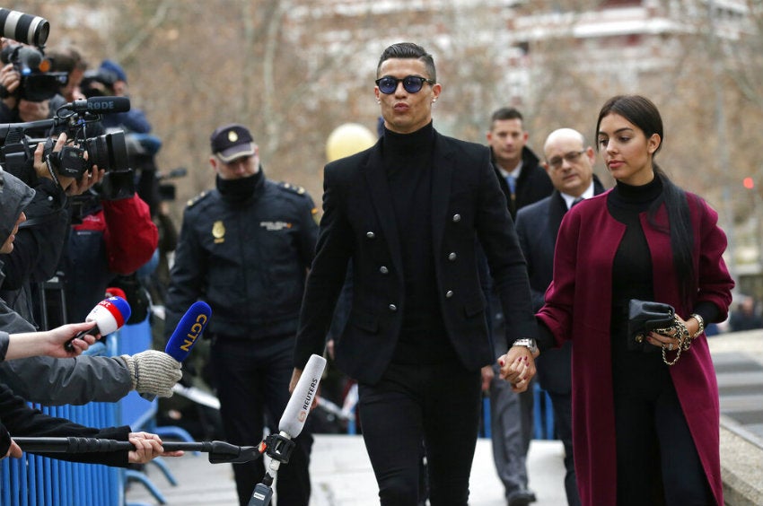 Cristiano y Georgina salen del tribunal de Madrid 