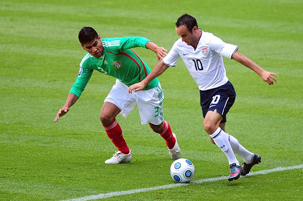 Donovan en partido eliminatorio contra México rumbo al Mundial de 2010