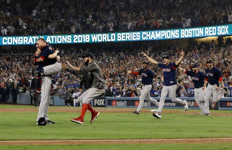 Jugadores de Red Sox festejan el título en el Clásico de Otoño