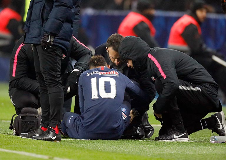 Neymar es atendido por los médicos del PSG